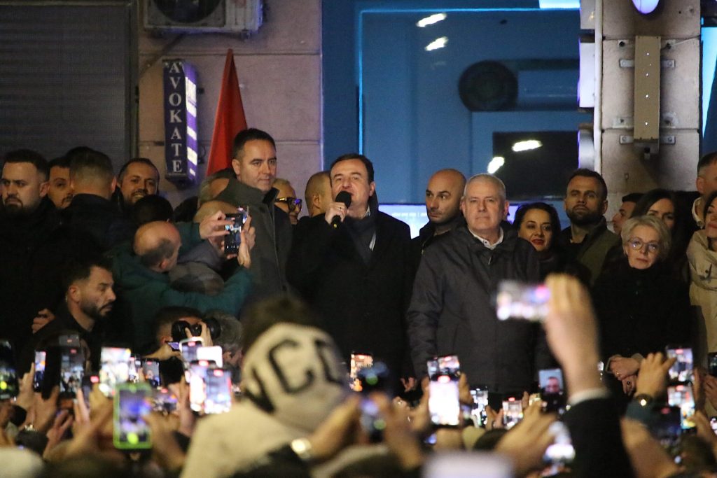 Lecția Kosovo: Alegeri anticipate evitate în ultima clipă. Parlamentul alege o președintă