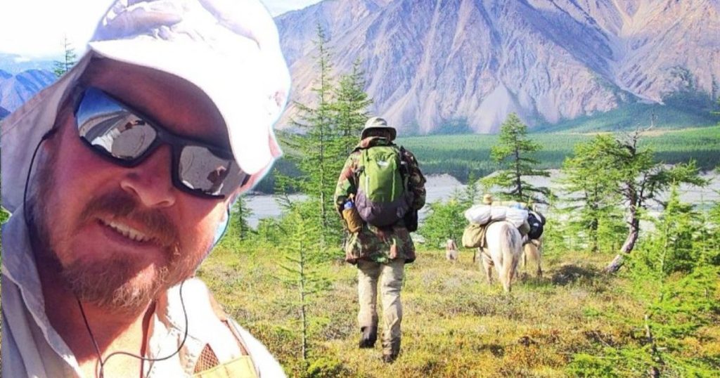 A mers pe jos în jurul lumii timp de 28 de ani. Exploratorul Karl Bushby a revenit în Marea Britanie după ce a traversat înot Canalul Mânecii