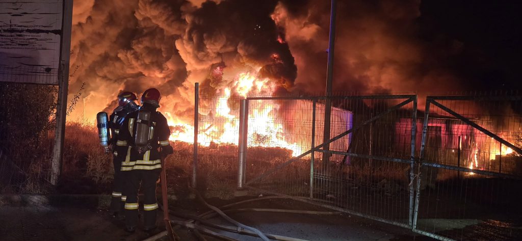 Incendiu puternic în zona de locuinţe improvizate Craica din Baia Mare / Focul a fost pus intenţionat