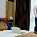 INS: Sosirile şi înnoptările în structurile de primire turistică cu funcţiuni de cazare au crescut, în august 2026, cu 9%, respectiv 10,2%, faţă de august 2025. Avans uşor, în primele opt luni, faţă de perioada similară din 2025