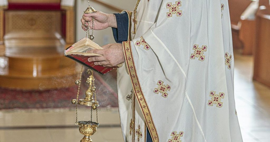 Preotul care a bătut un bătrân, sancționat doar cu o mustrare. Localnicii cer să fie mutat: „Este agresiv, vorbește urât și amenință”