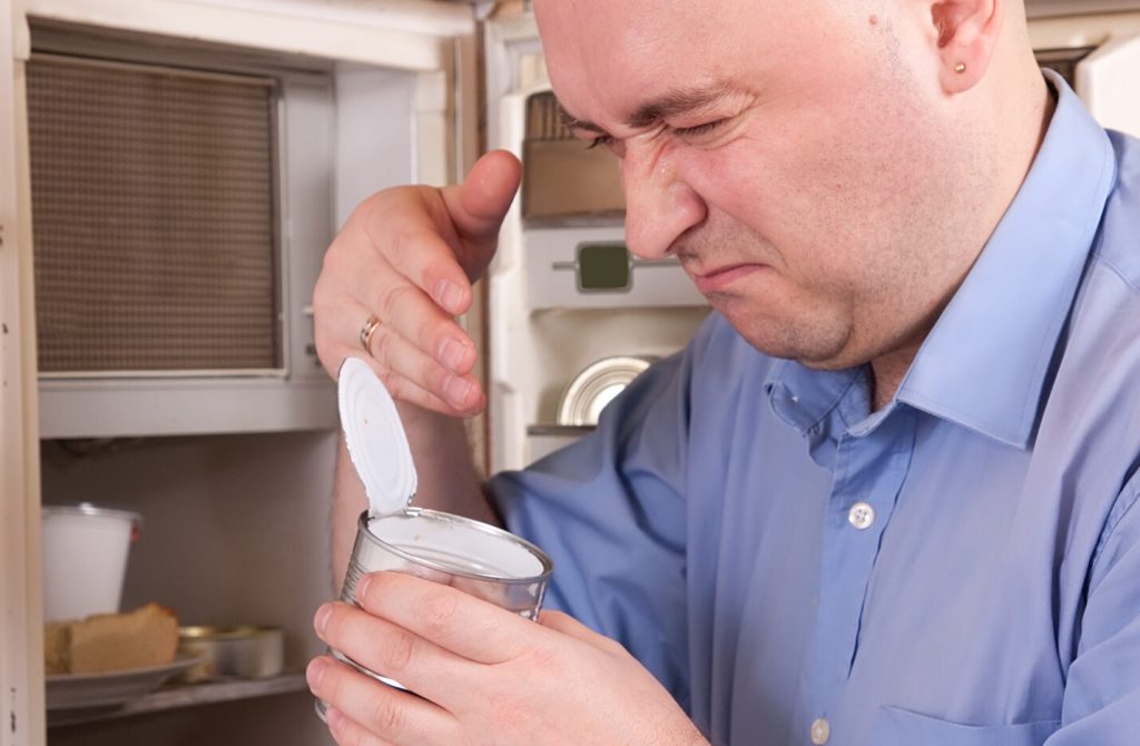 Ai pus o conservă desfăcută în frigider? Greșeala care poate schimba gustul alimentelor. Ce recomandă experții