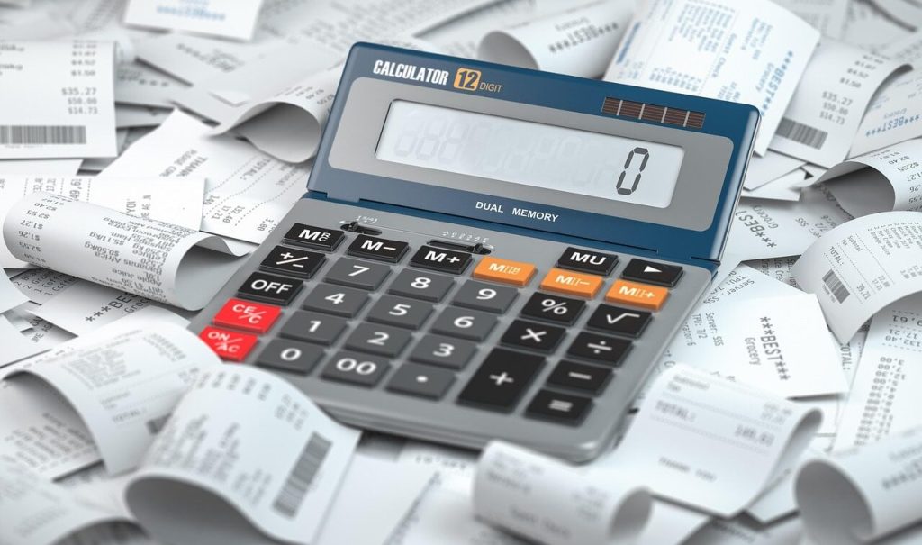 Românii continuă să cheltuiască cei mai mulţi bani pentru mâncare, conform noilor date de la INS