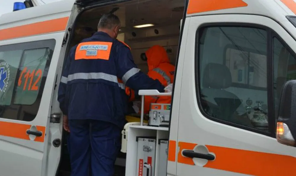 Impact între un autoturism și o autoutilitară între Moftinu Mic și Sânmiclăuș. Trei persoane duse la spital