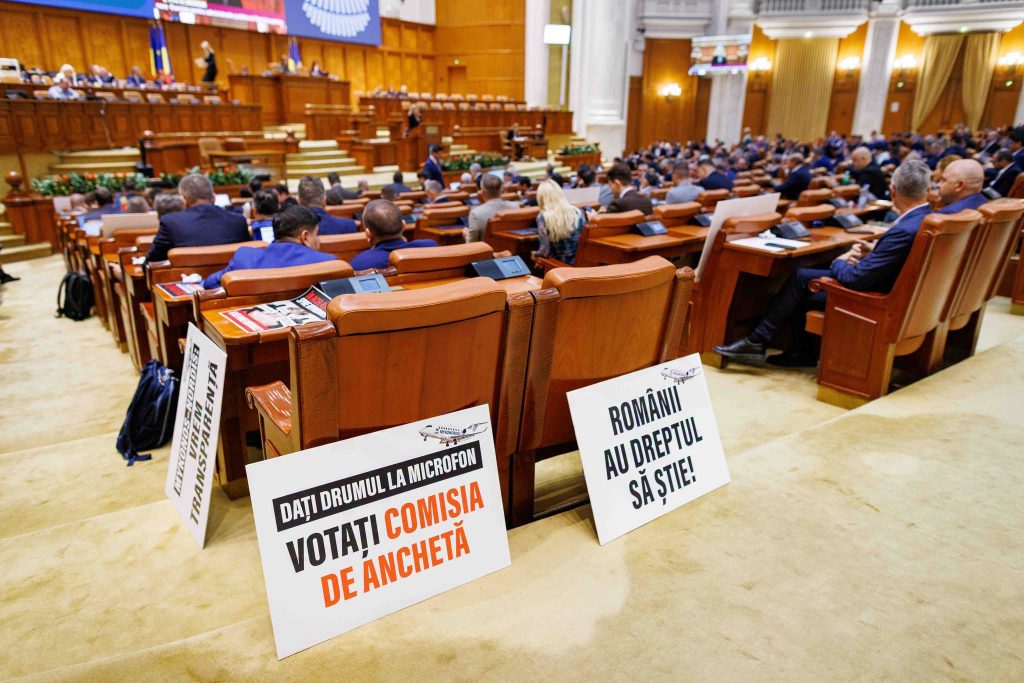 Protest la Camera Deputaților. USR cere înființarea Comisiei de anchetă Mykonos-Nordis: Leii suveraniști devin pisici când e vorba de mișmașurile PSD (Foto)