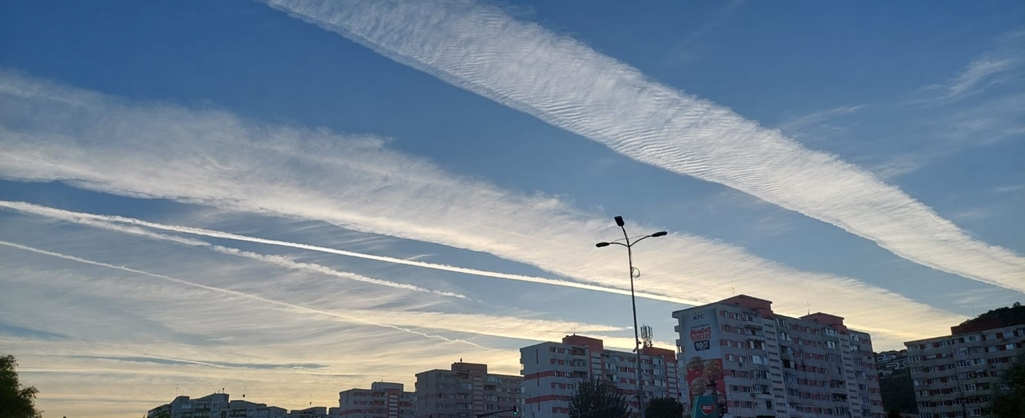 O conspiraţie ce refuză să dispară: de ce rămân dârele avioanelor pe cer chiar şi câteva ore?
