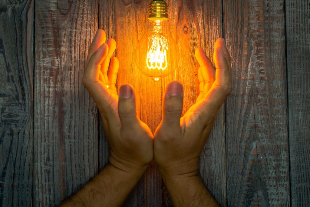 Facturile la electricitate ar putea crește cu 20-22% în această iarnă. Ce se întâmplă cu gazele și carburanții