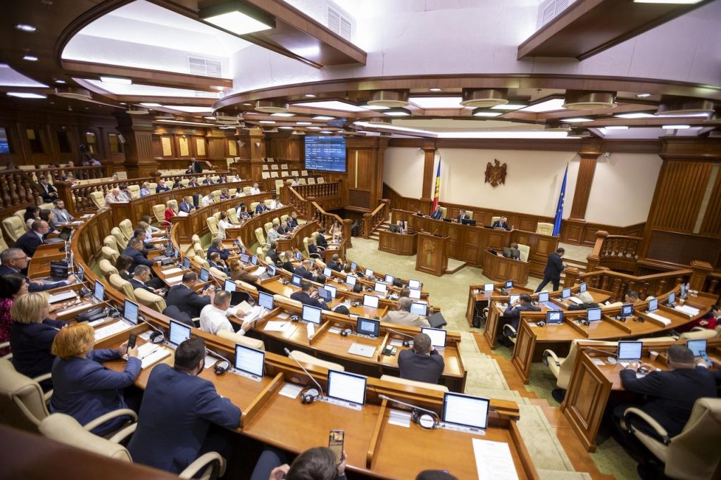 Deputații, fără telefoane, laptopuri și ceasuri la ședința de joi. Cu ușile închise, Parlamentul va examina structura și efectivul Armatei Naționale