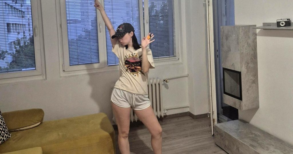 Apartamentul de 95.000 de euro într-un „bloc comunist” din Capitală i-a uimit pe străini. „Poate ar trebui să mă mut în România”