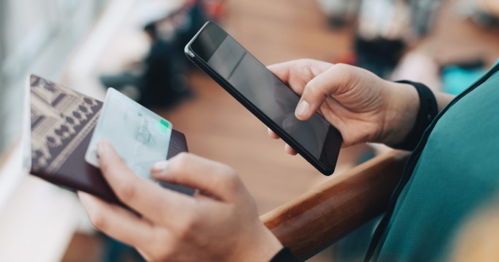 Cine își va putea păstra buletinul și permisul pe telefon. Condiția obligatorie pentru românii care vor acces primii la aplicație
