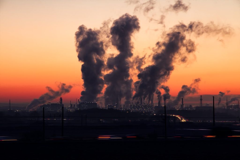 Petrolul revine la peste 100 de dolari pe baril. Atacurile asupra petrolierelor din Golf amplifică temerile privind aprovizionarea
