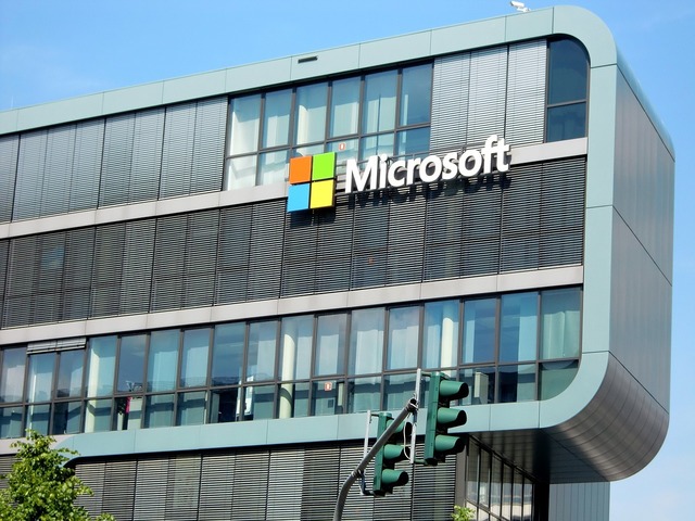 FOTO Microsoft a anunțat prețul celui mai performant laptop lansat de companie