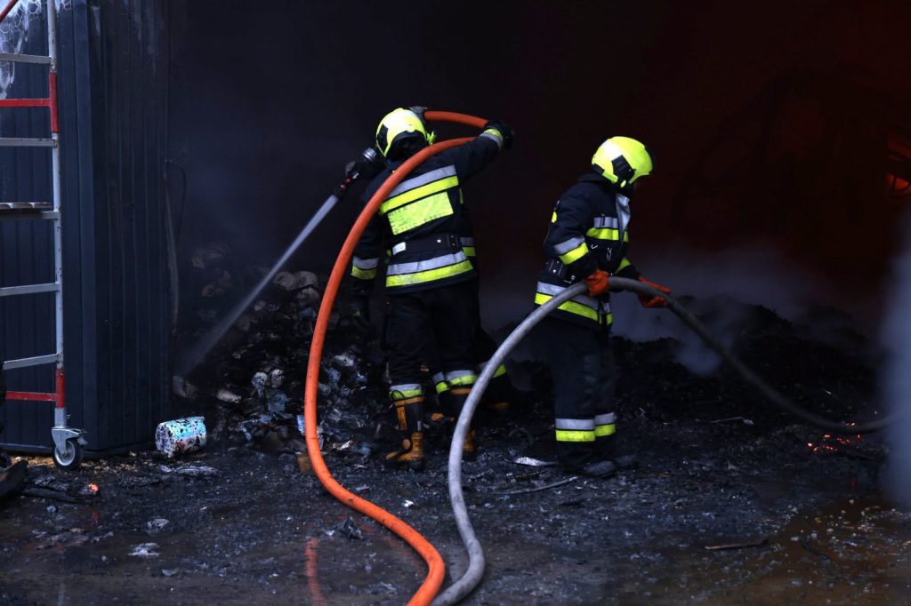Noi detalii despre incendiul de la Ciorescu: Trei vagonete destinate muncitorilor, distruse de flăcări