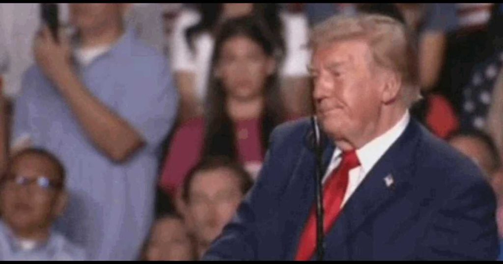 Donald Trump, huiduit la un miting în Texas. Protestatarii, catalogați ca „manifestanți plătiți”, au fost scoși din sală