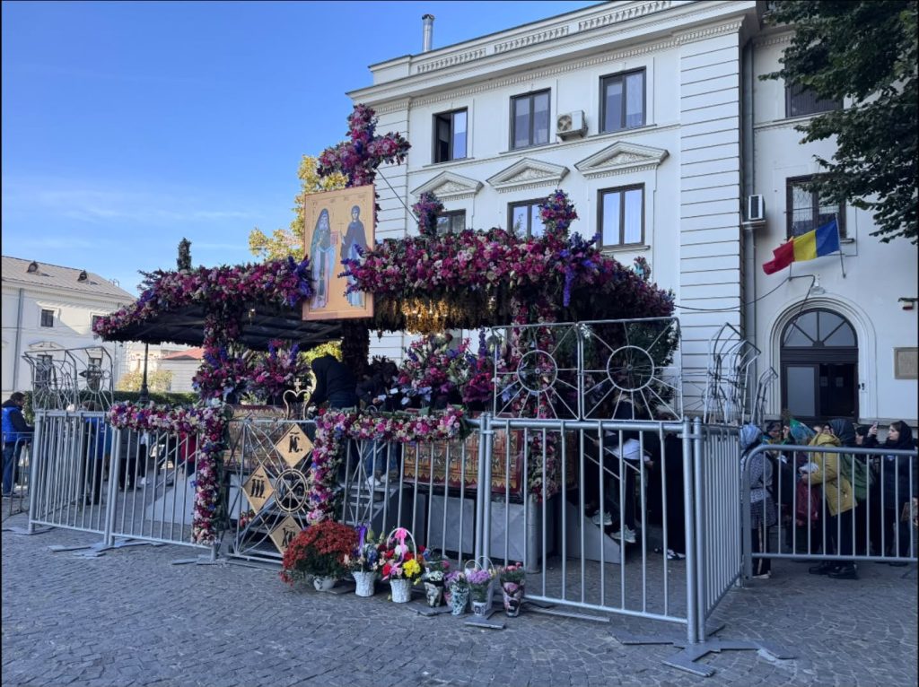 Racla Sfintei Parascheva a fost scoasă în curtea Mitropoliei din Iași