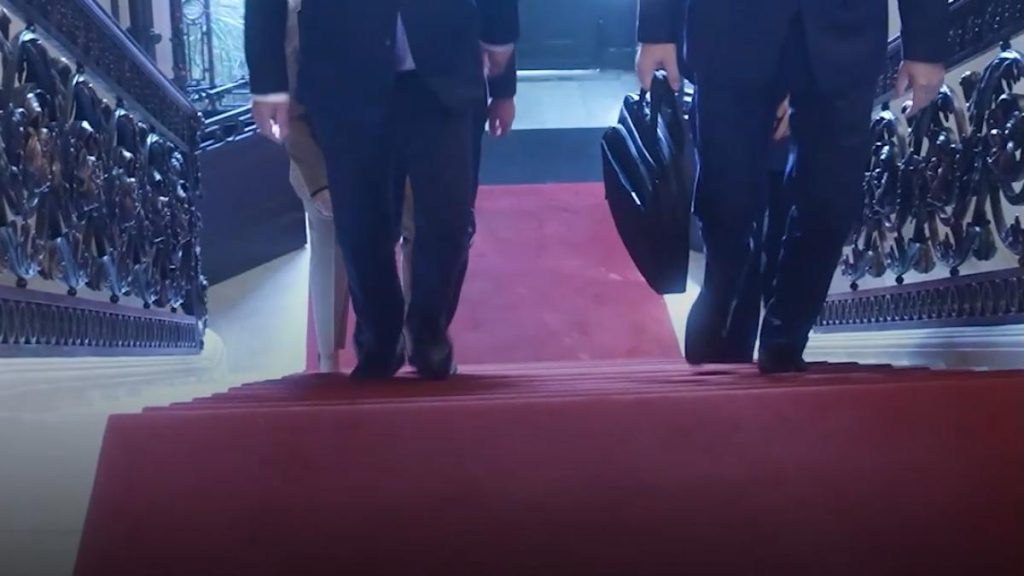 Luca Niculescu a ajuns la sediul PSD. Încep negocierile pentru formarea guvernului. Miza discuțiilor: guvern politic sau tehnocrat