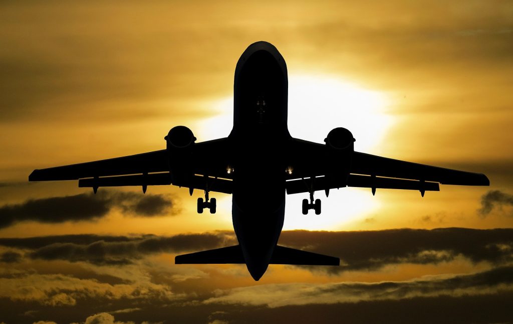 Un avion cu peste 100 de pasageri la bord a fost lovit de fulger. Vremea severă a avariat partea din față a aeronavei