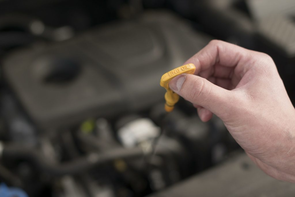 „Revizia la 30.000 km, o capcană”: un mecanic din Italia explică de ce uleiul vechi poate distruge motorul și ce trebuie să facă șoferii