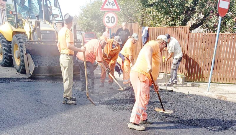 Continuă reabilitarea străzilor din Curtea de Argeş
