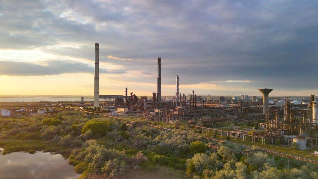 Rompetrol Rafinare investeşte 44 de milioane de lei într-o centrală fotovoltaică de 9,4 MW la Petromidia