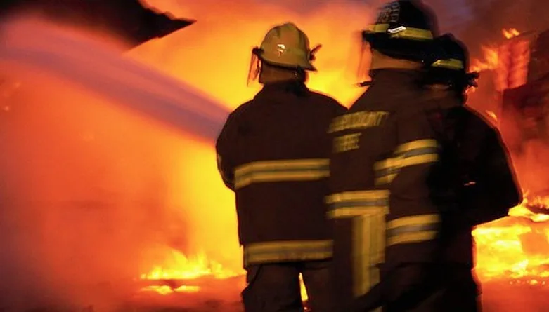 Incendiu la Tisa-Silvestri, comuna Odobești: flăcările au cuprins acoperișul unei case, o anexă și un adăpost de animale