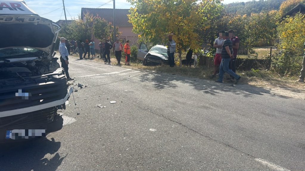 Impact violent între o mașină și un microbuz, în Vâlcea. Opt persoane au nevoie de îngrijiri medicale