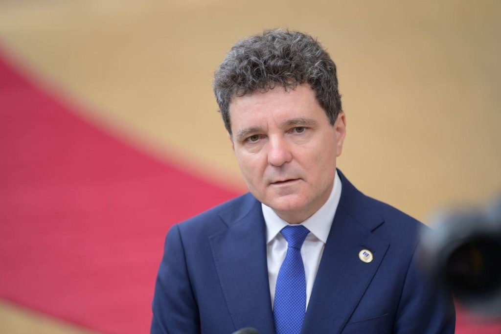 Lovitură grea pentru cluburile care iau bani de la primării! Nicușor Dan a atacat legea la CCR