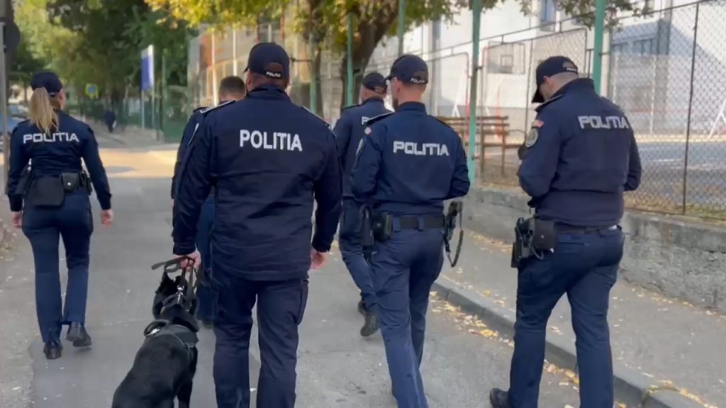 RAZIE de proporții în jurul școlilor: Zeci de elevi chiulangii și patroni amendați - VIDEO