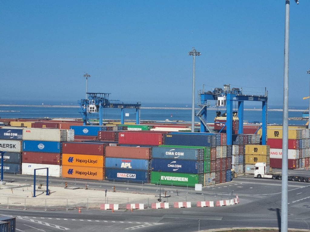 Operatorii din portul Constanţa cer intervenţia urgentă a autorităţilor pentru deblocarea traficului pe Dunăre