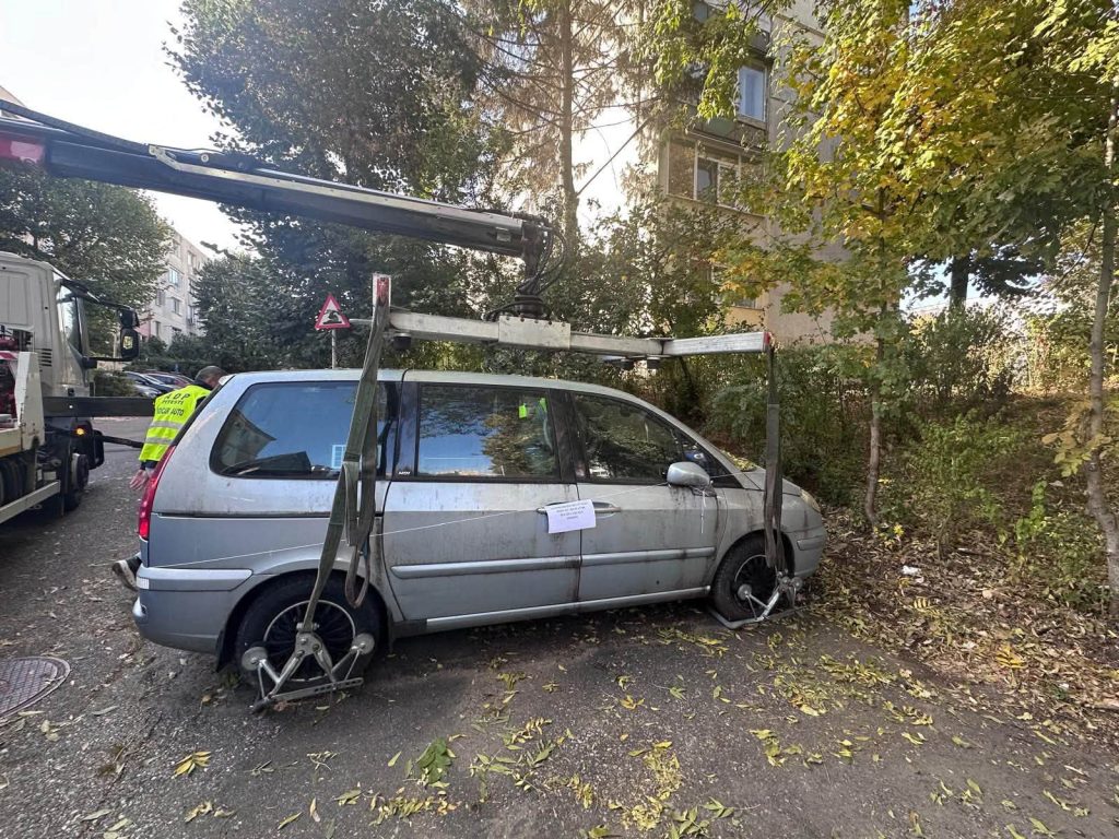Piteștiul eliberează domeniul public! Trei mașini abandonate au fost ridicate din zona ultracentrală și Trivale