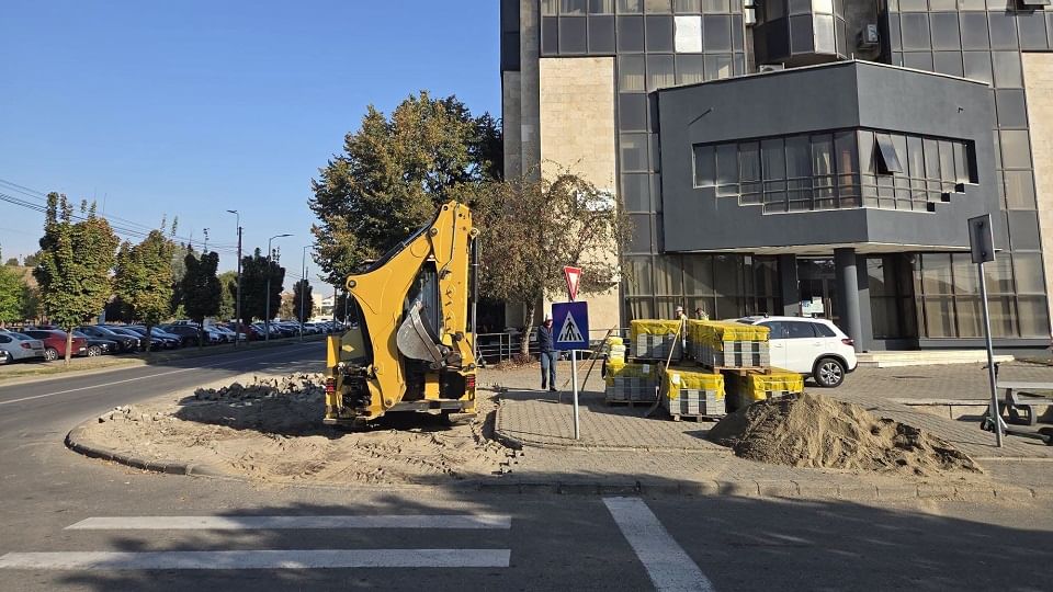 Lucrări de reparații la trotuarele dintr-o intersecție intens circulată din Alba Iulia