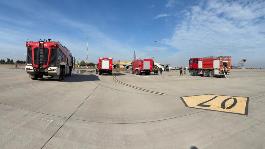 Simulare de accident aviatic la Aeroportul Mihail Kogălniceanu. Intervenție pentru stingerea unui incendiu la o aeronavă și salvarea pasagerilor