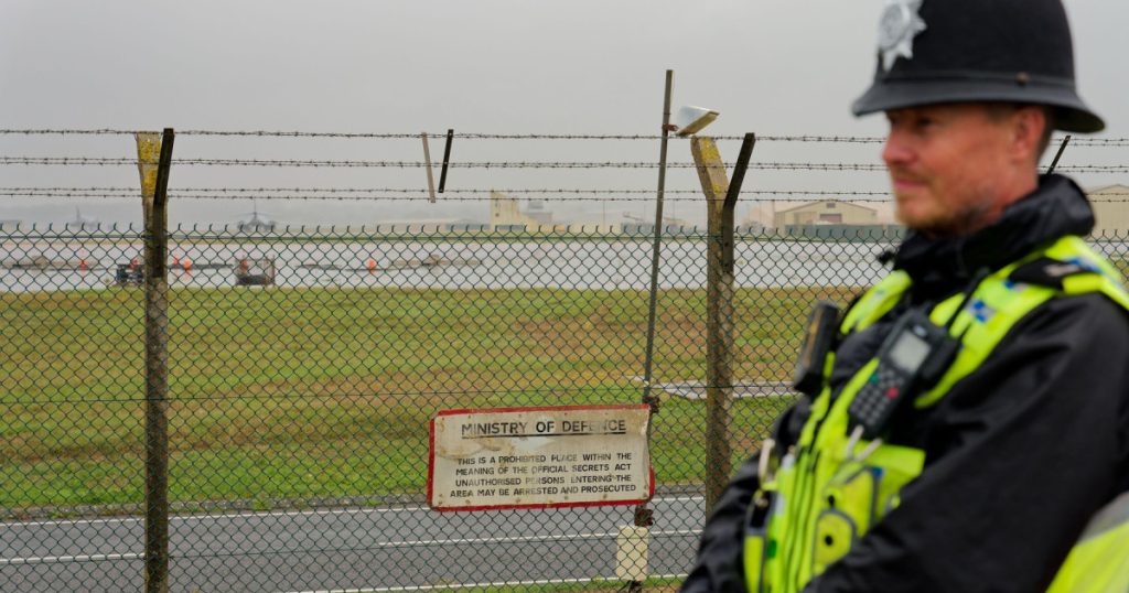 Alertă de securitate la o bază militară britanică folosită de SUA și NATO. Doi cetățeni letoni au fost arestați