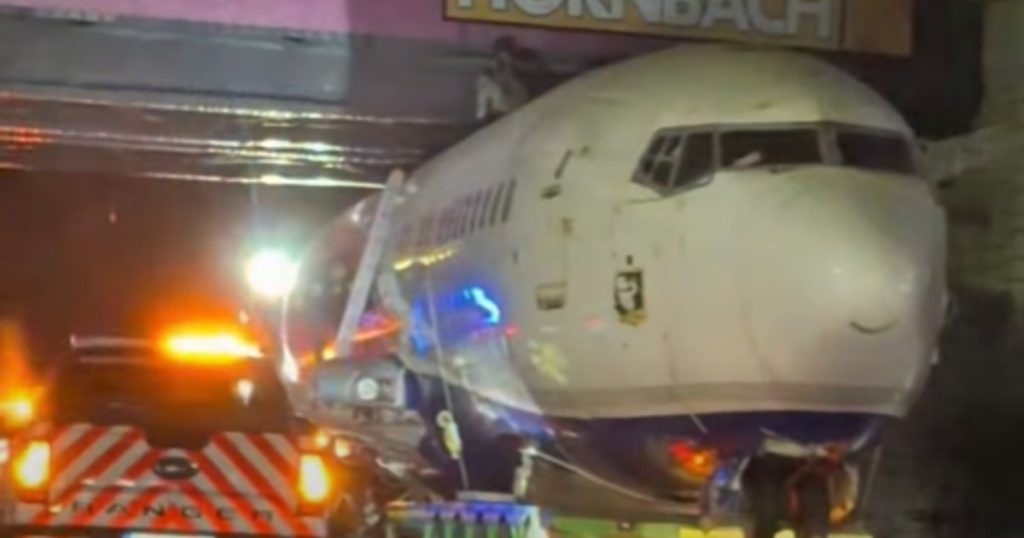 Un avion transportat pe DN1 a rămas blocat sub un pod. Imaginile au stârnit reacții pe internet: „Ce a căutat podul acolo?”