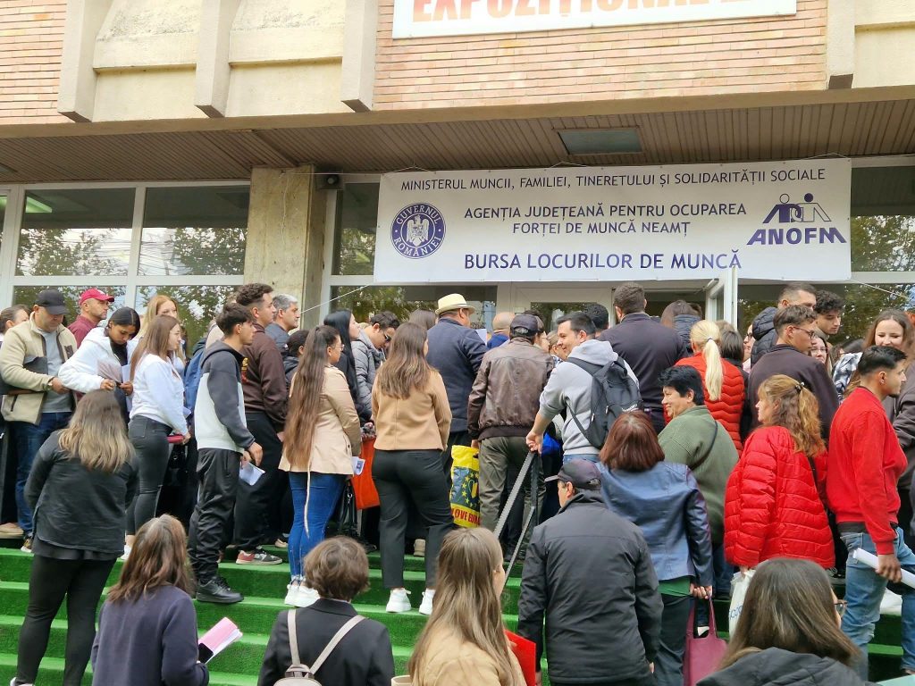 AJOFM Neamț: 903 persoane au participat la Bursa locurilor de muncă pentru absolvenți. Au fost oferite 507 posturi
