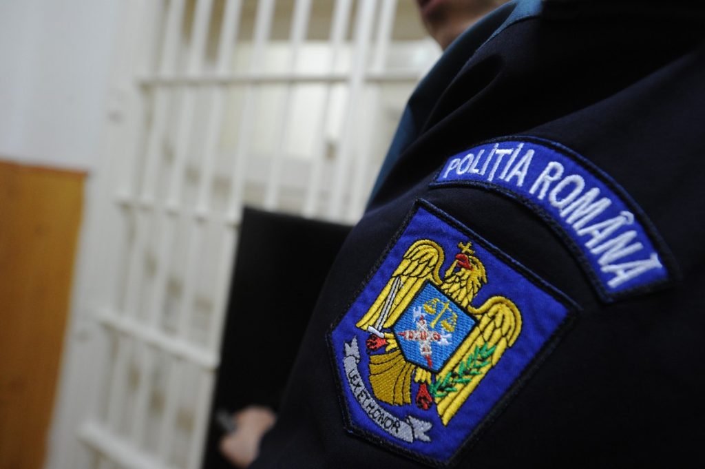 Trei tineri din Vurpăr, reținuți de Poliție după ce au furat țigări și parfumuri dintr-un magazin