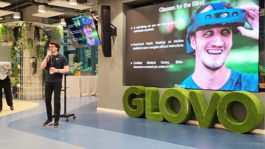 Start-up-ul .lumen din Cluj a câştigat competiţia internaţională de start-up-uri a Glovo de la Barcelona. Compania vrea să integreze tehnologia pentru nevăzători în roboţi de livrare. Sacha Michaud, cofondator Glovo către echipa din România: „Pare că vă p