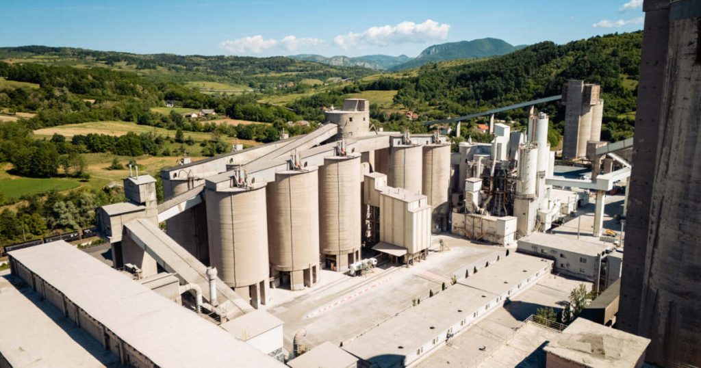 DPB construiește viitorul: primul șantier cu ciment evoZero® și transport electric Mercedes-Benz eActros 600