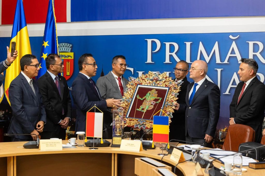 Cluj-Napoca face primii pași spre înfrățirea cu capitala provinciei Bali. Emil Boc a semnat scrisoarea de intenție