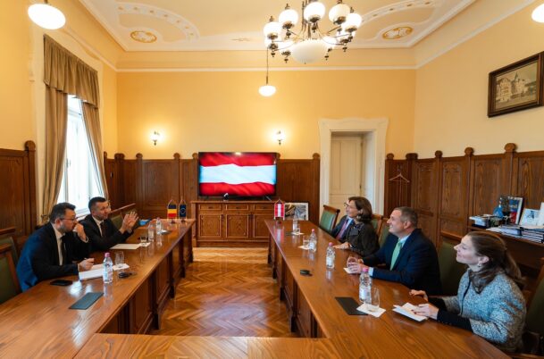 Ambasadoarea Austriei, în vizită la Oradea. Educația, turismul și investițiile, pe agenda discuțiilor cu primarul Florin Birta