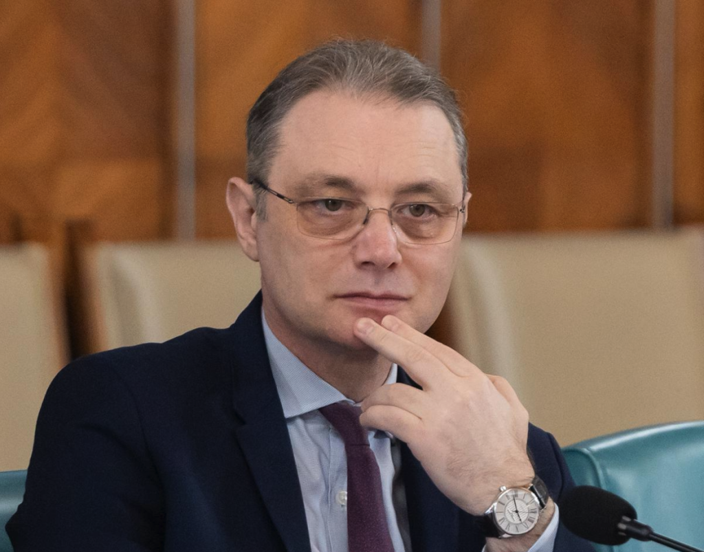 Îmi place mult să citesc și să fac recomandări. Cei care care vor să intre serios în joc, pot să-mi facă recomandări de cărți, spune Luca Niculescu, premier desemnat