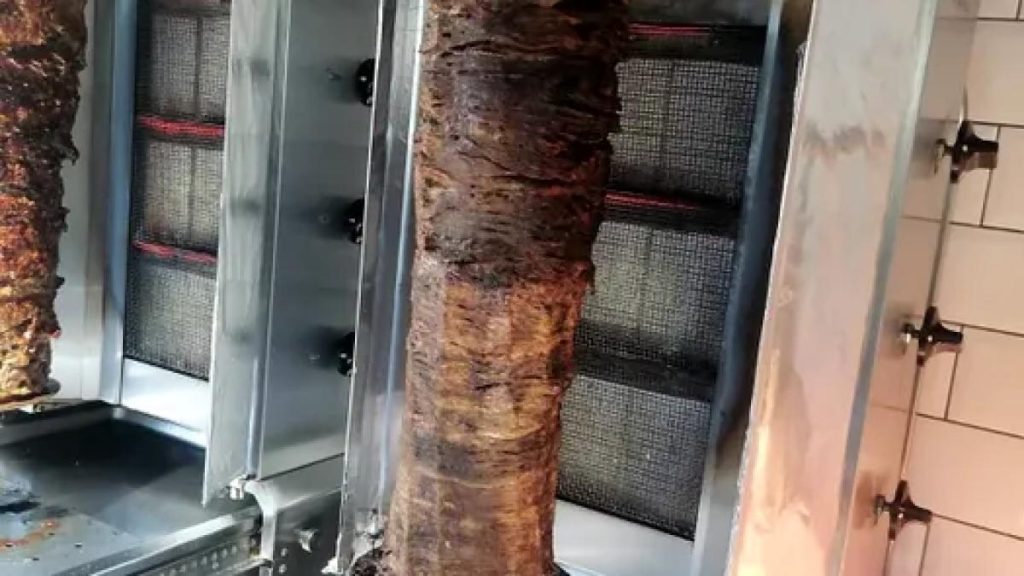 Carne stricată și butelii corodate, printre problemele descoperite de Protecția Consumatorilor