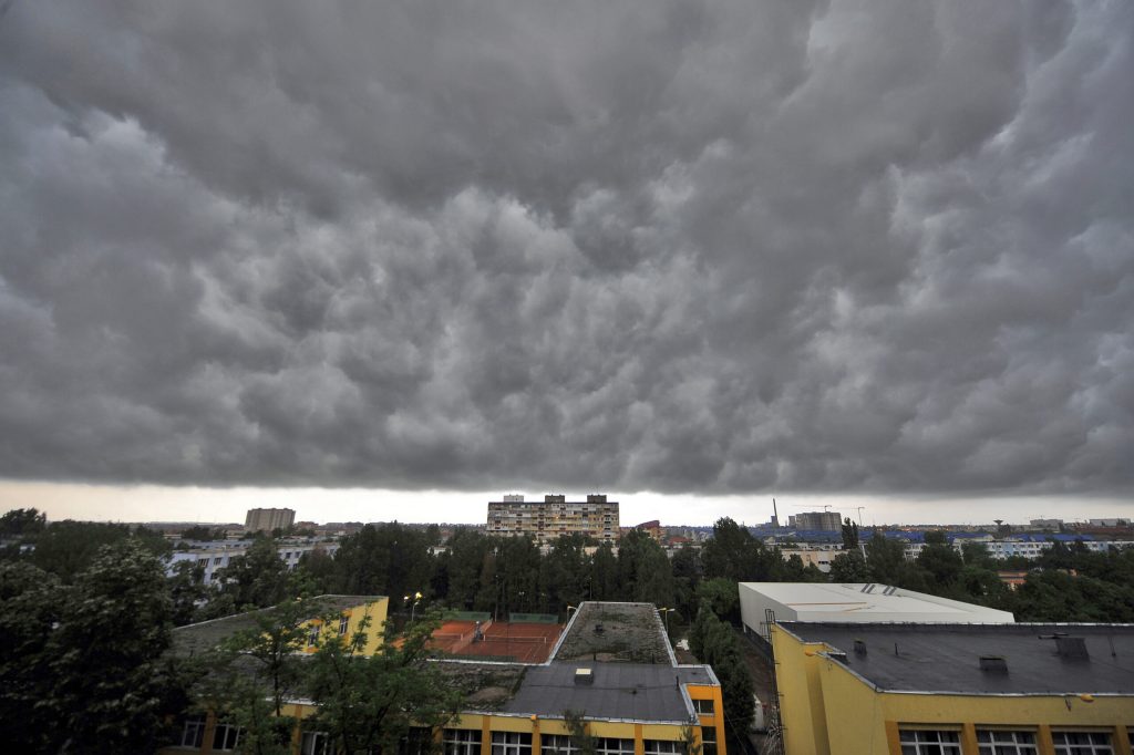 ANM: Ploi în toată țara, lapoviță și ninsori la munte și rafale de vânt de până la 90 km/h. În București scad temperaturile și urmează ploi