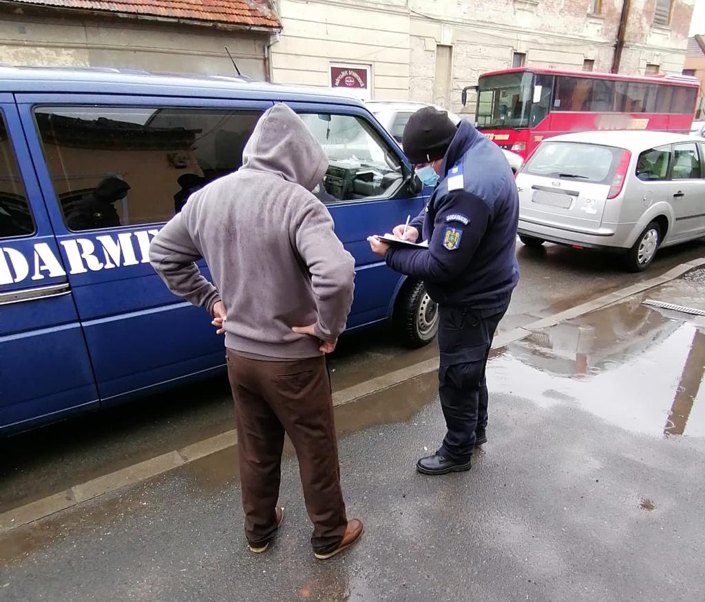 Au cerut bani la Târgul de Toamnă din Arad în numele unei asociații umanitare. Jandarmii i-au amendat