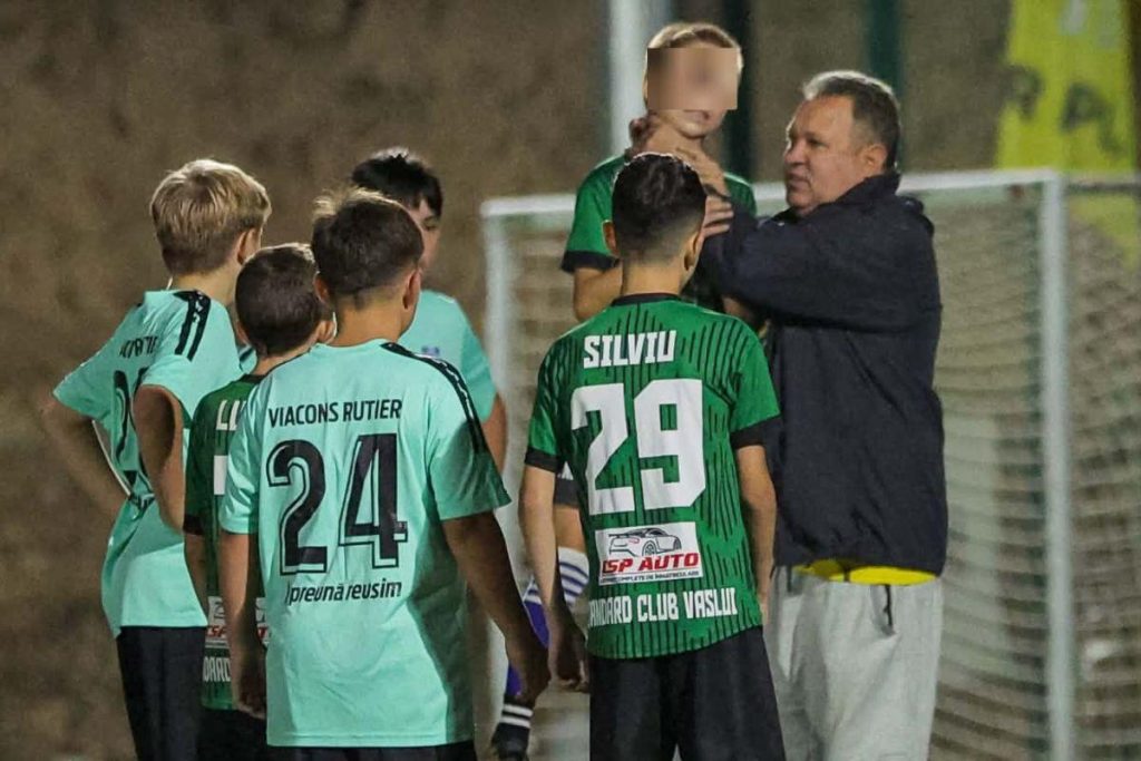 Aiuritor! Antrenorul care a strâns de gât un copil pe teren, apărat de președintele clubului: „Era un nepot de-ai lui” + Poliția a deschis dosar penal împotriva fostului jucător din Liga 1