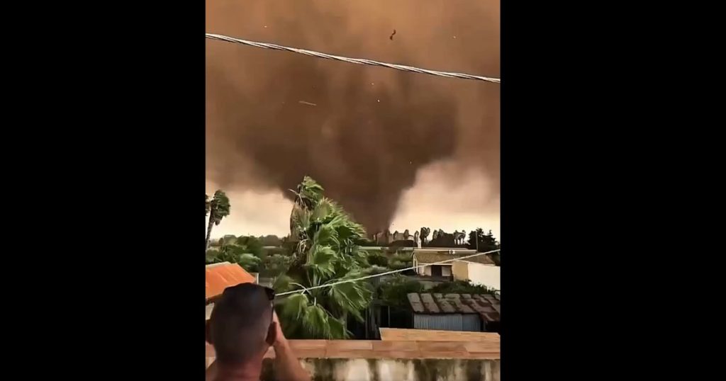 Două tornade extrem de violente au lovit Sicilia. Mașini răsturnate, clădiri avariate și 273 de elevi evacuați