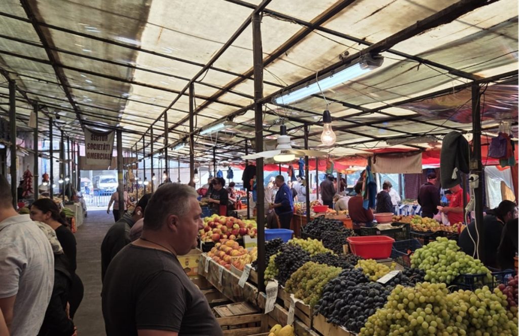 Piața Halelor Centrale din Ploiești, plină de fructe în octombrie. Ce găsești la tarabe și cât costă