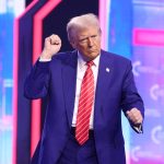 Donald Trump, criticat după ce i s-a văzut eticheta sacoului: Susţinătorul „America First” purta un costum ieftin al unui brand ce produce în Asia