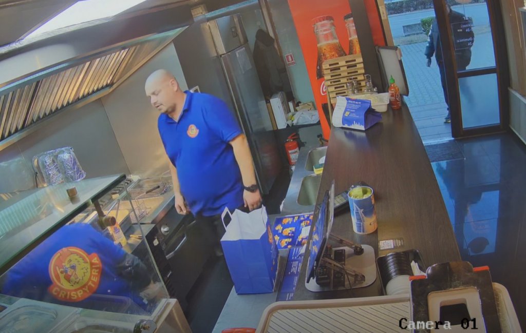Schema cu bancnote, la un fast-food din Cluj. Cum au dispărut 100 de lei de sub ochii angajatului: "DISTRIBUIȚI SĂ NU MAI PĂȚEASCĂ ȘI ALȚII!"