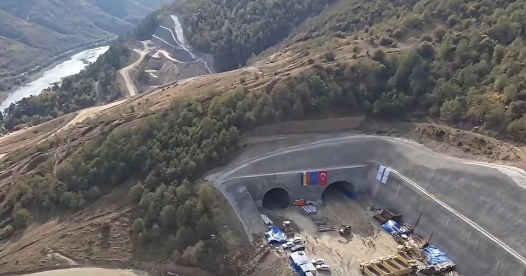 Blocaj pe Autostrada Sibiu–Pitești. Directorul CNAIR acuză lipsa acordului de mediu: constructorii pot lucra doar pe 45% din șantier